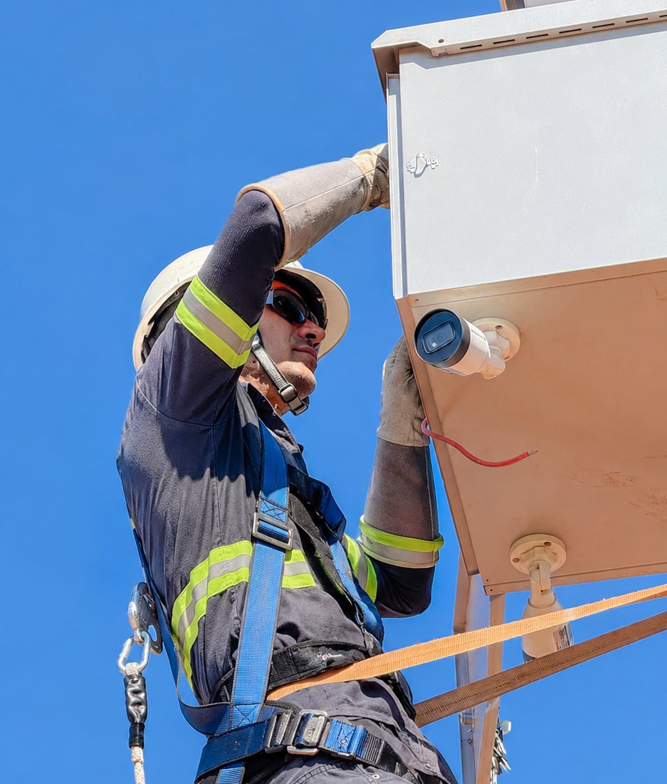 Técnico da Vitaliti instalando câmera de CFTV
